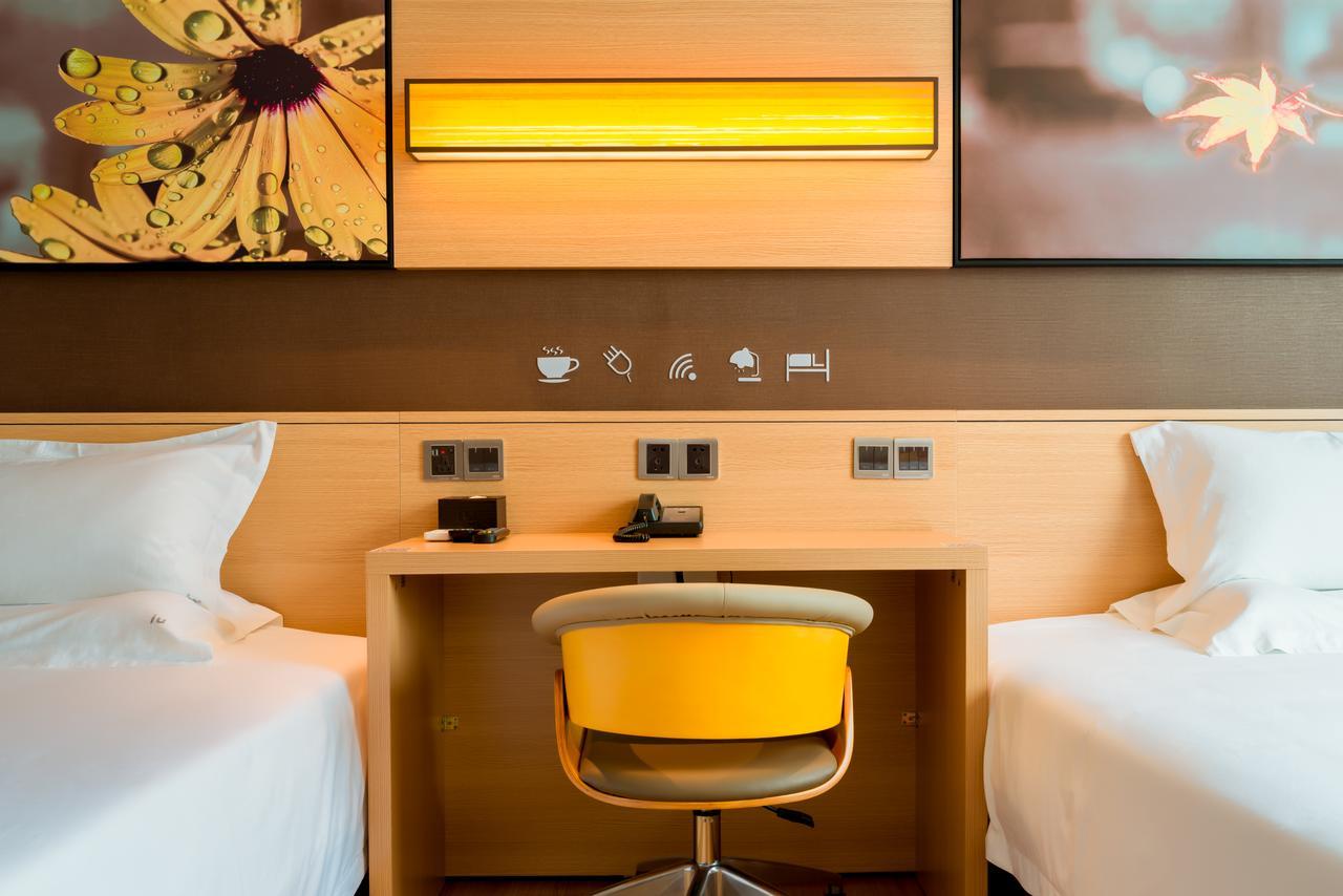Iu Hotel Shanghai Dongchuan Road Metro Station Kültér fotó